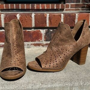Fergalicious Brown Perforated Open-Toe Block Heel Booties RENO CUTOUT Stud sz 9